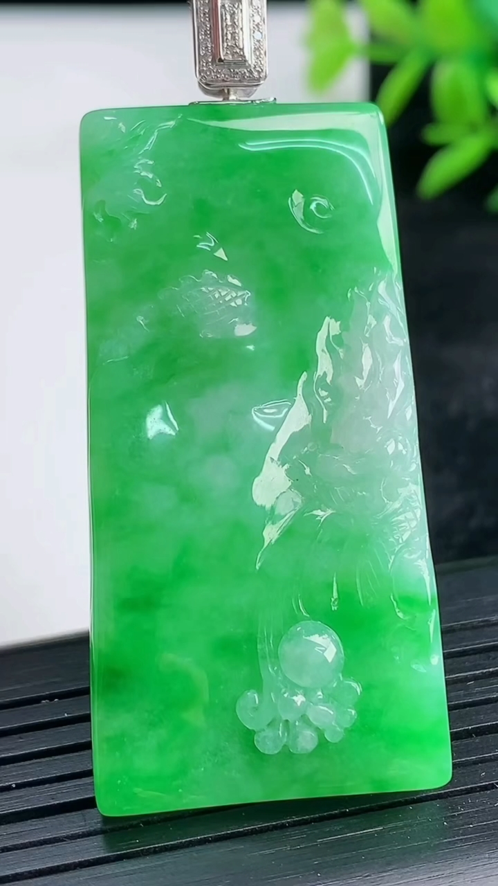 天然A货翡翠龙牌吊坠尺寸49.1424.1-5.9重量:17.45g
3月25日