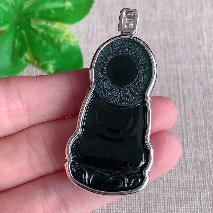天然A货翡翠18K金伴钻镶嵌墨翠大日如来吊坠 打灯全透 
尺寸55-47-25.5-10.3mm 重