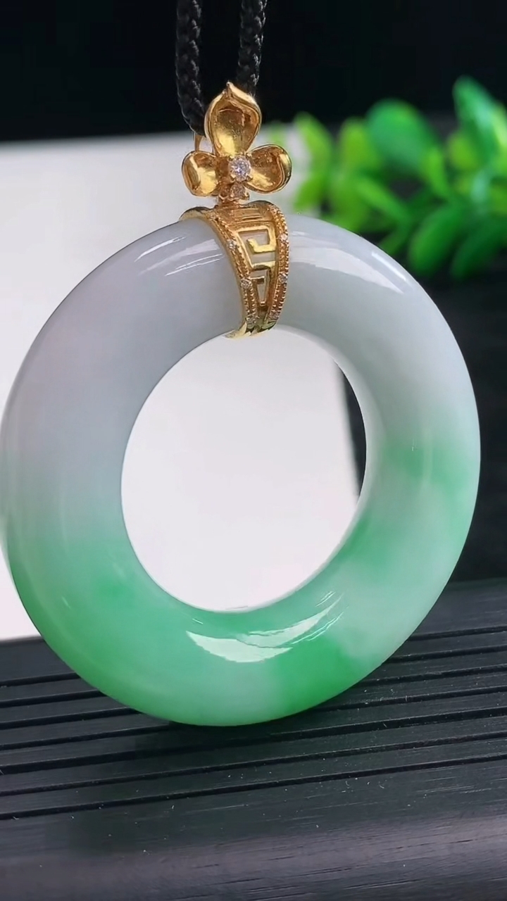 天然A货翡翠平安环吊坠尺寸43.7-9.6重量:29.25g
3月25日