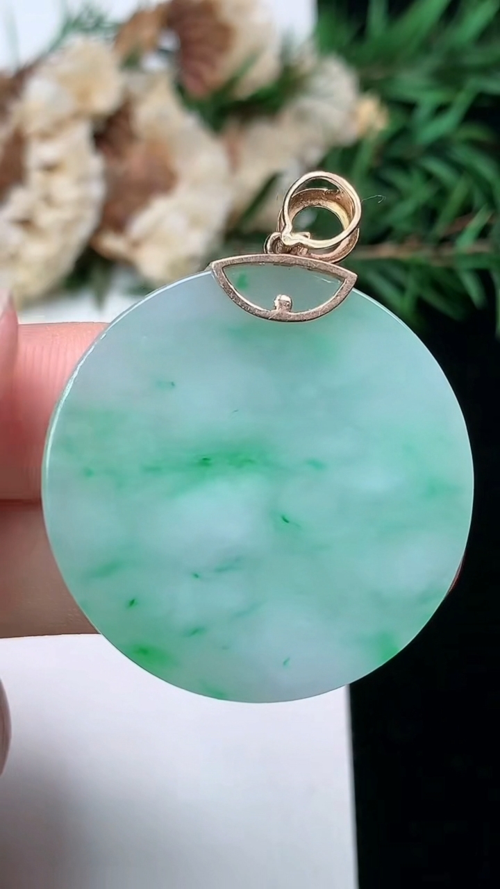 天然A货翡翠无事牌吊坠，尺寸31.8-3.2，重量:9.62g
3月25日