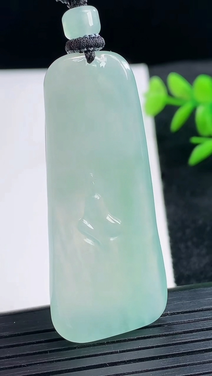 天然A货翡翠无相观音吊坠尺寸53.8-22.6-4.2重量:18.47g
3月25日