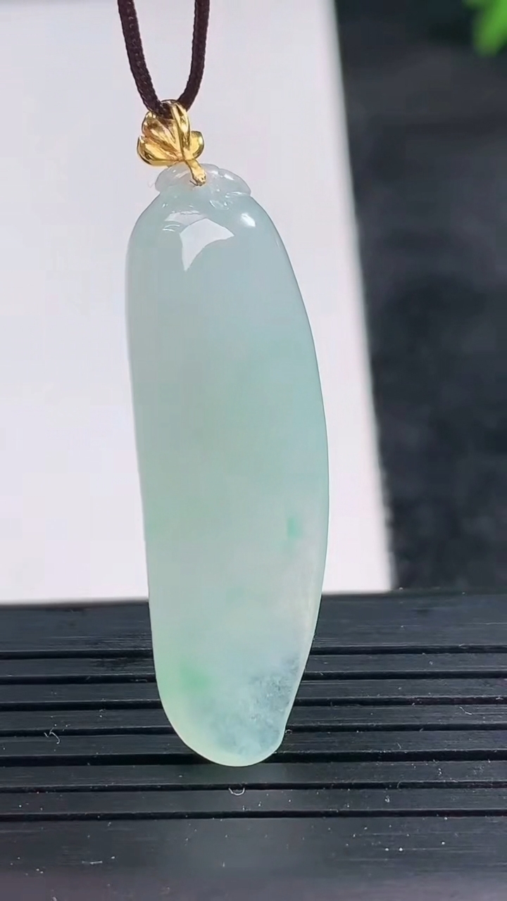 天然A货翡翠福瓜吊坠尺寸37.7-13.9-6.4重量:6.41g
3月25日