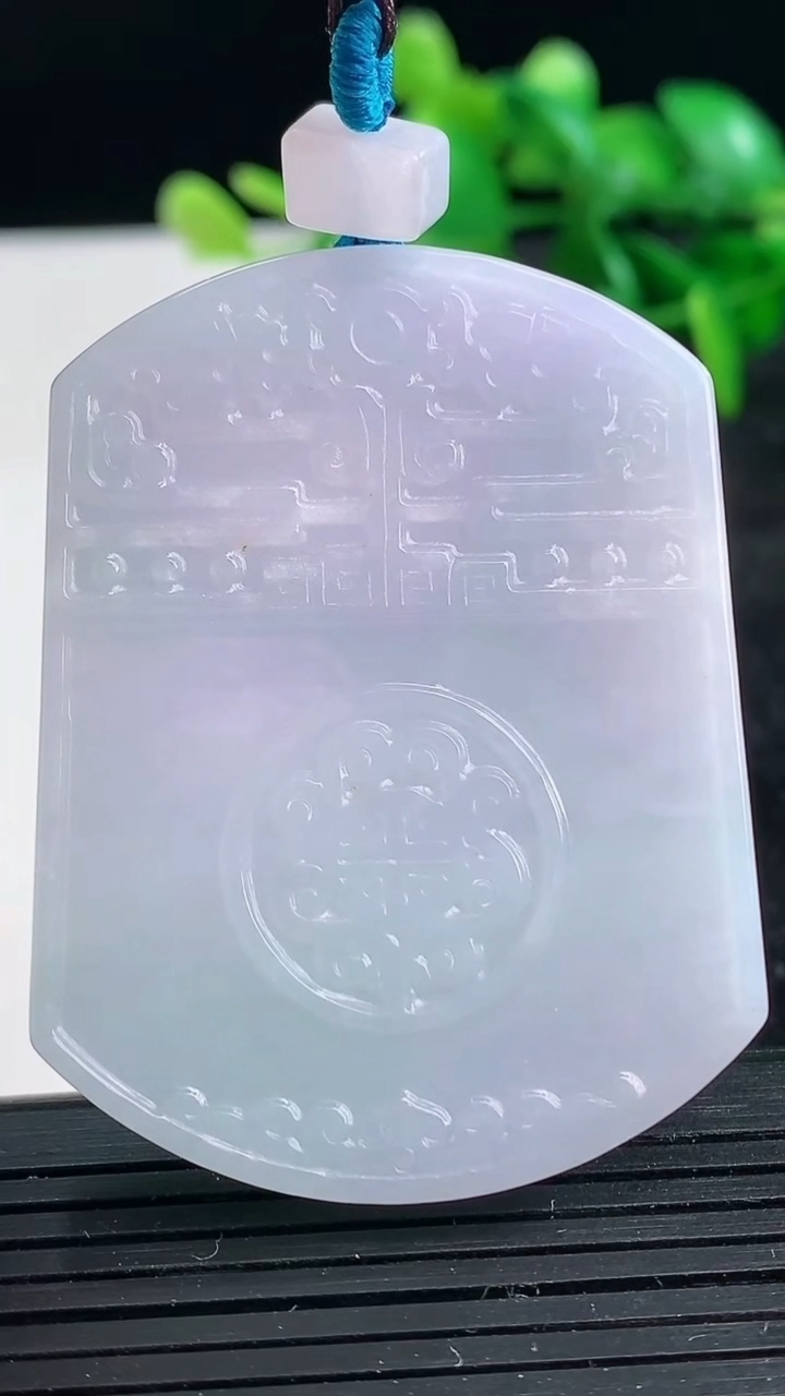 天然A货翡翠紫罗兰仿古无事牌吊坠尺寸52.4-39.8-6重量:36.30g
3月25日