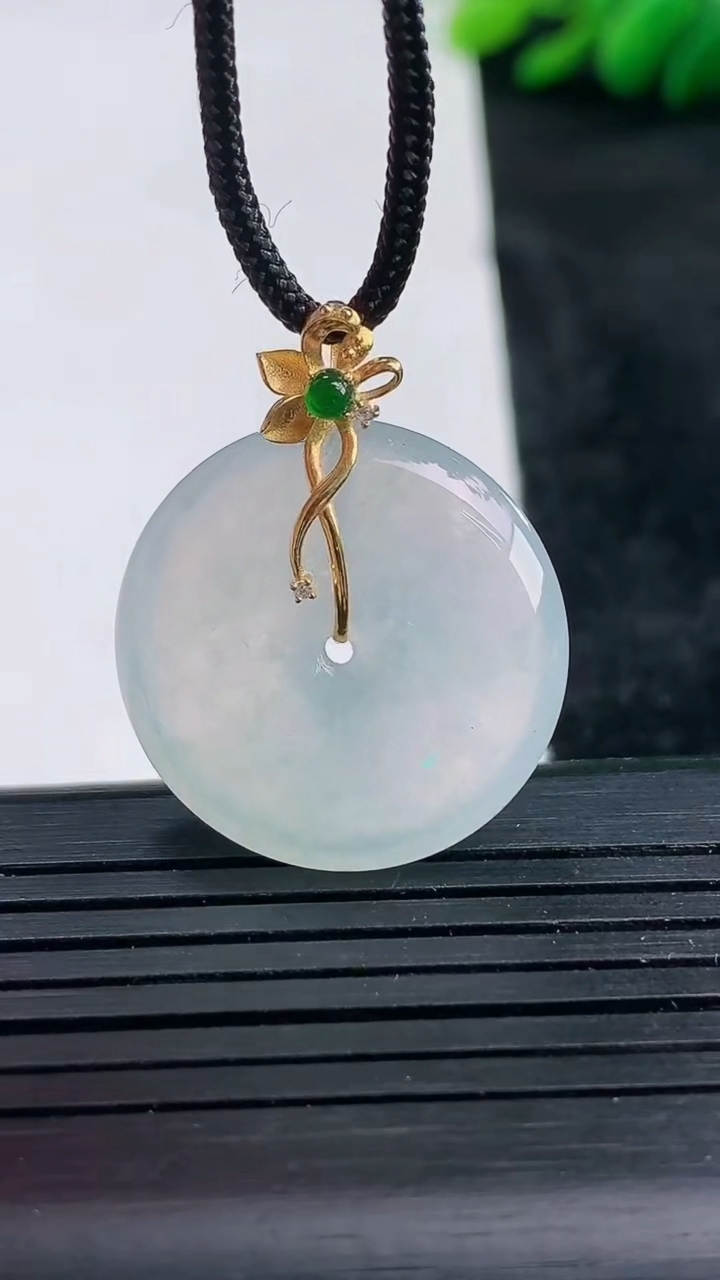 天然A货翡翠种白冰平安扣吊坠尺寸23.5-5.1重量:6.19g
3月25日