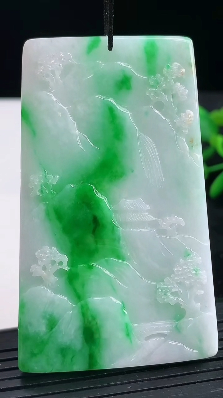 天然A货翡翠山水牌吊坠尺寸67.3-42.2-6.6重量:43.05g
3月25日