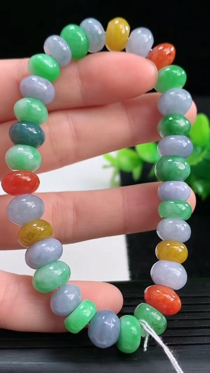 天然A货翡翠四彩算盘珠手串尺寸8.5-4.2重量:29.27g3月25日
工厂直销收藏佳品,种好水足，色泽均匀，有种有色，上手高大气！