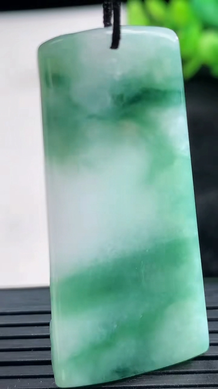 天然A货翡翠不动明王吊坠尺寸48.7-22.8-5.5重量:13.21g
3月25日