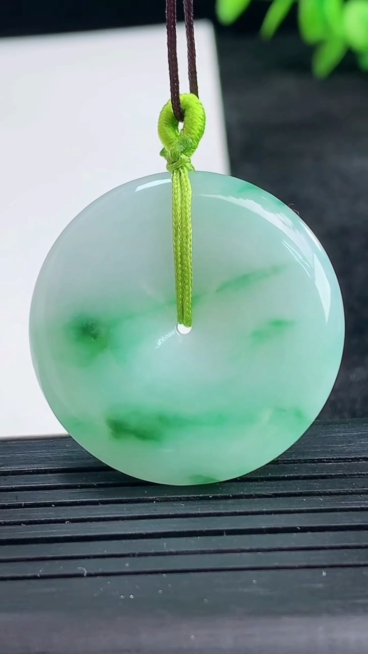 天然A货翡翠平安扣吊坠尺寸31.7-5.9重量:12.44g
3月25日