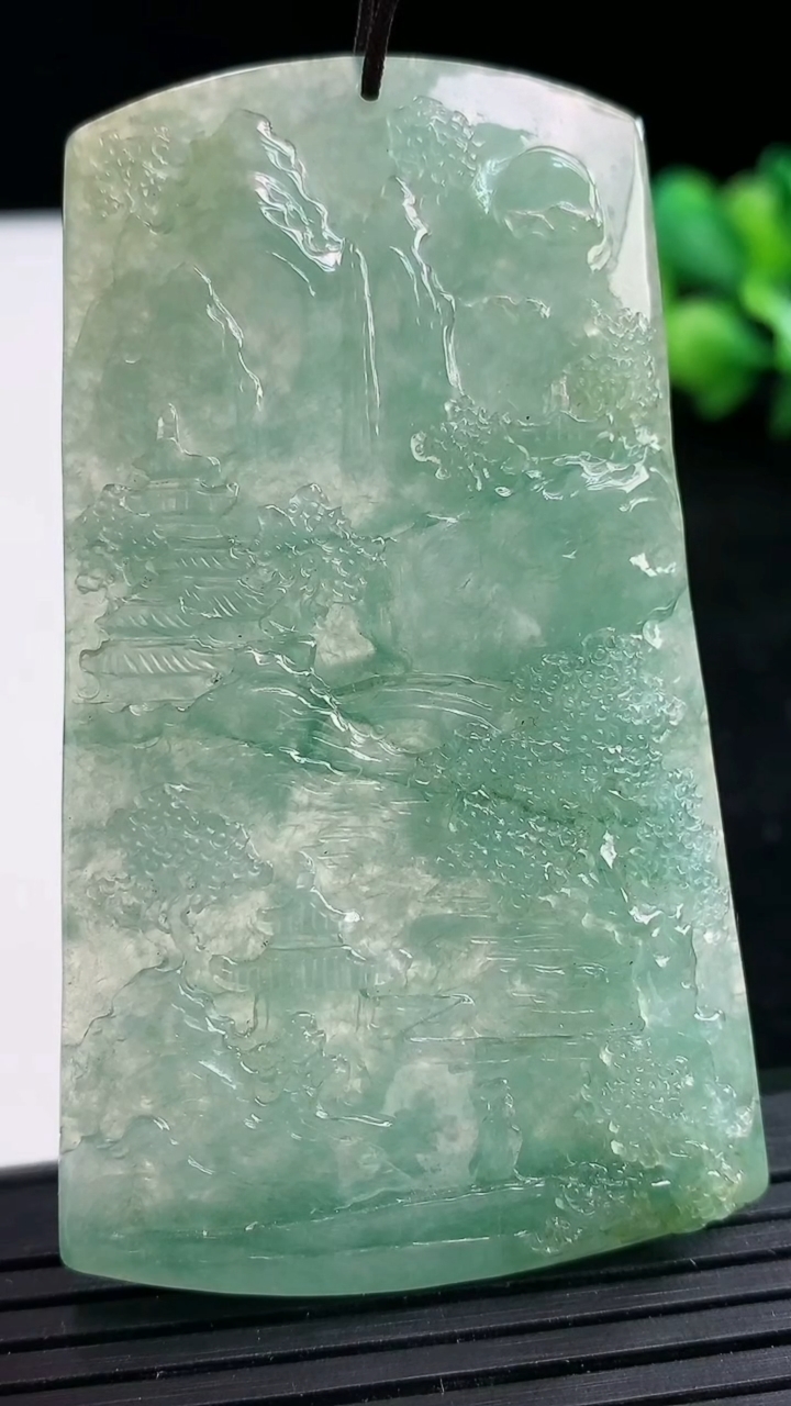 天然A货翡翠山水牌吊坠尺寸68.5-40-7.1重量:42.73g
3月25日