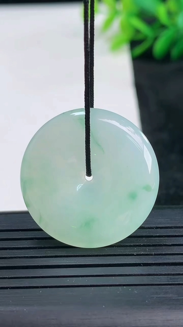 天然A货翡翠飘花平安扣吊坠尺寸27.9-5重量:8.43g
3月25日