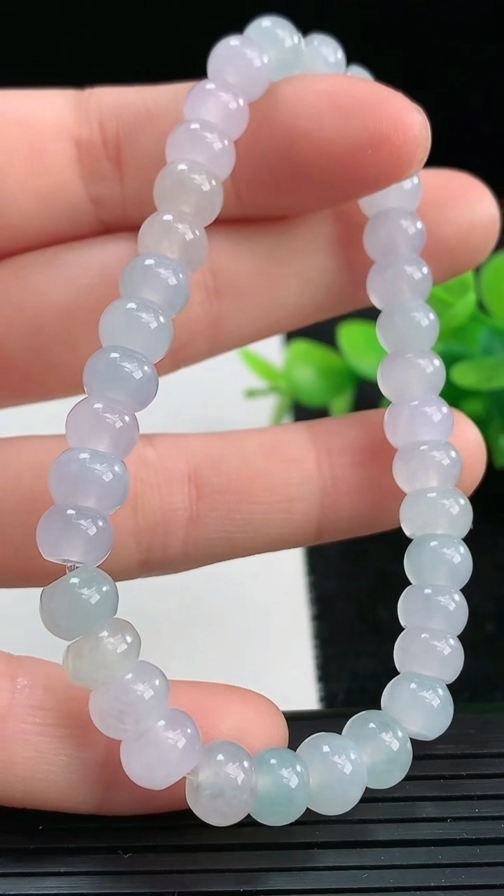 天然A货翡翠算盘珠手串尺寸6.3-4.3重量:17.72g3月25日
工厂直销收藏佳品,种好水足，色泽均匀，有种有色，上手高大气！