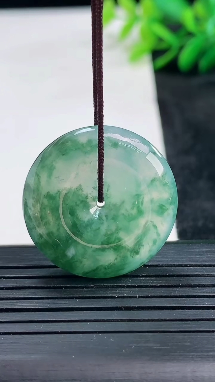 天然A货翡翠飘花平安扣吊坠尺寸26.9-6重量:9.24g
3月25日