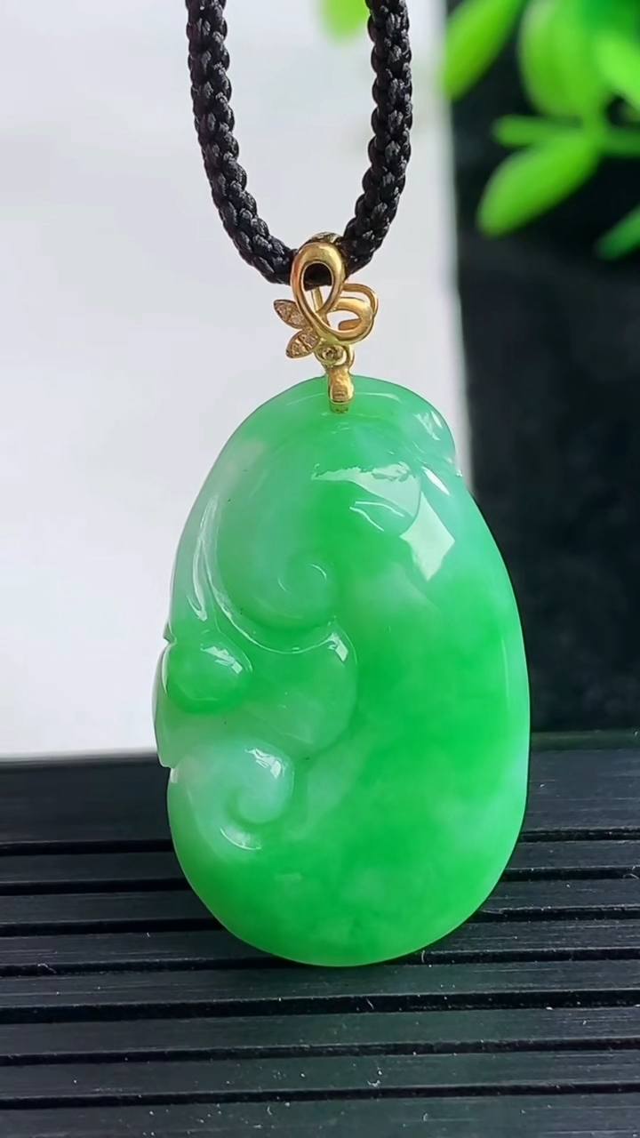 天然A货翡翠如意吊坠尺寸27-17.4-5.2重量:5.13g
3月25日