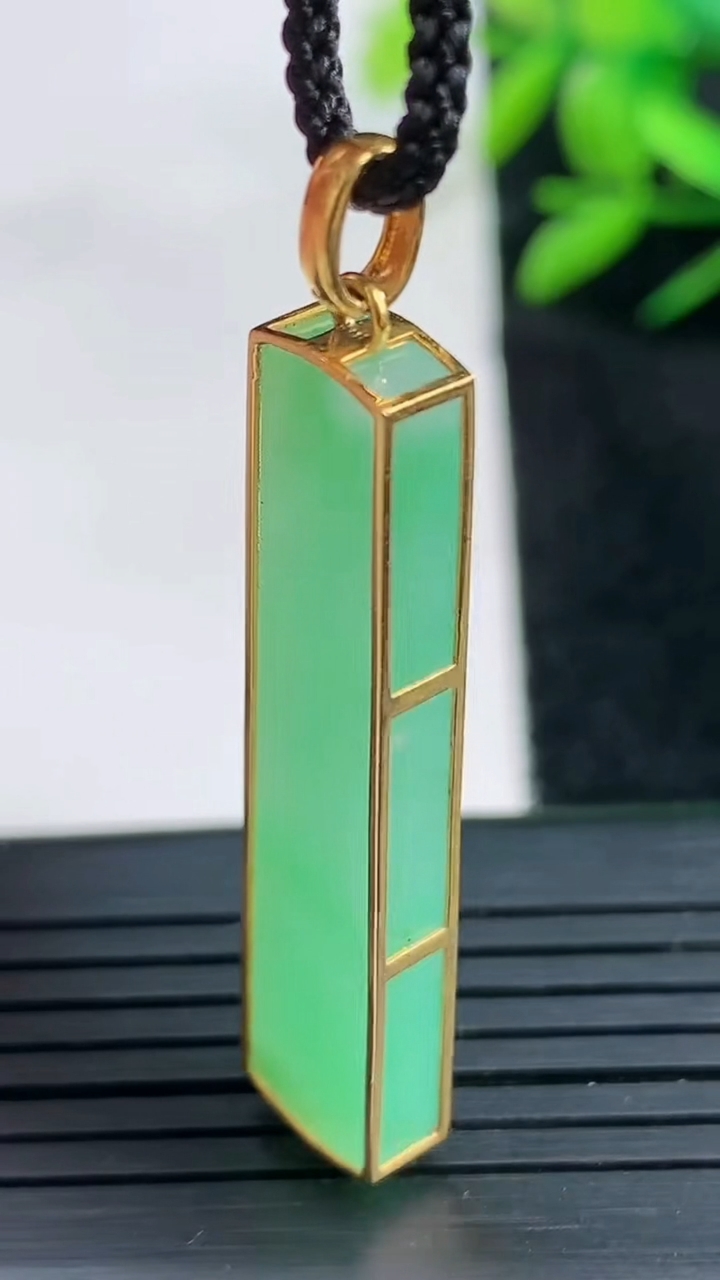 天然A货翡翠无事牌吊坠尺寸38.9-9-4.5重量:5.75g
3月25日