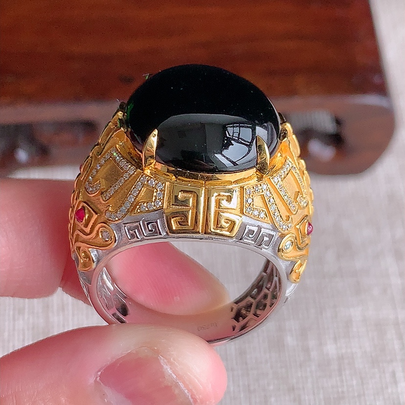 天然A货翡翠18K金伴钻镶嵌墨翠蛋面戒指 打灯全透  圈口20.7裸石
尺寸19.3-16.4mm 