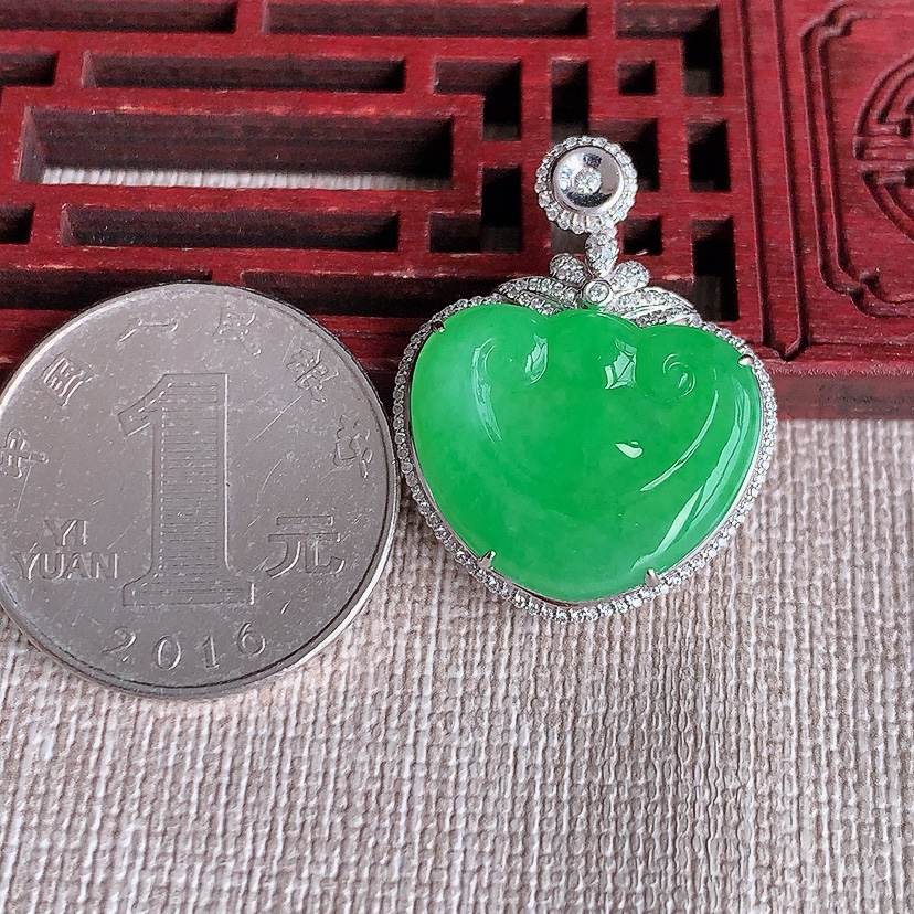 天然A货翡翠18K金伴钻镶嵌满绿如意吊坠 
尺寸29.2-22.2-7裸石16.6-20mm 重量5.28g 0324