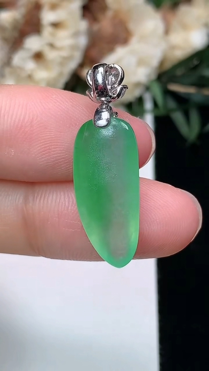 天然A货翡翠福瓜吊坠，尺寸20.5-8.9-5.7，重量:2.62g
3月25日