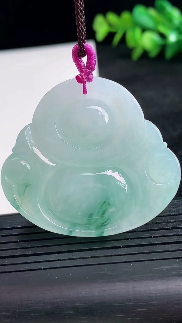 天然A货翡翠飘花佛公吊坠尺寸41.1-46-11.9重量:34.91g
3月25日