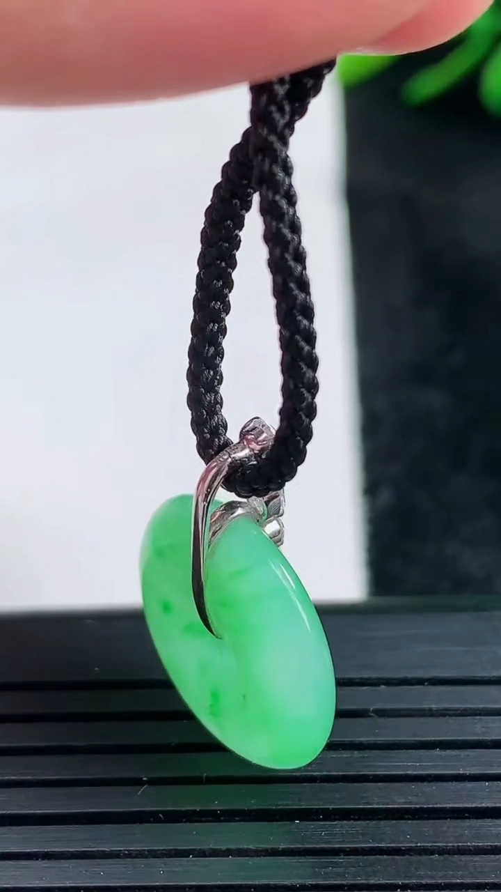 天然A货翡翠平安扣吊坠尺寸17.1-4.2重量:2.95g
3月25日