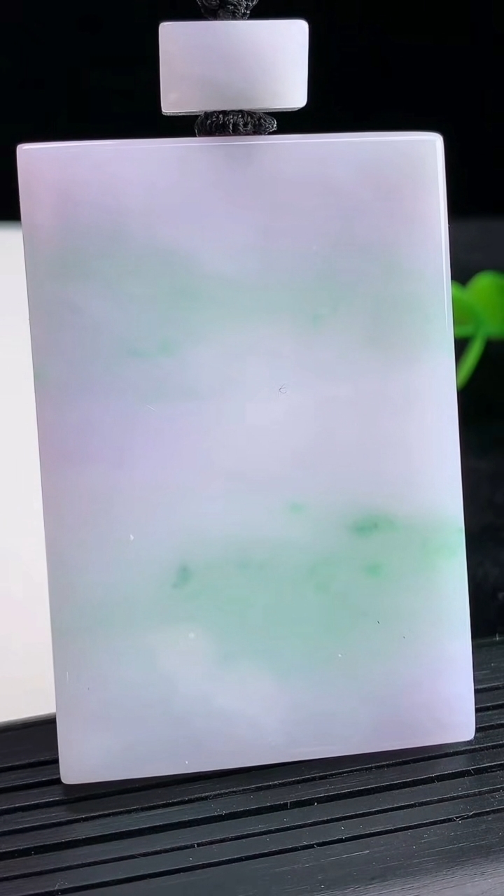 天然A货翡翠无事牌吊坠尺寸60.7-41.5-6.4重量:59.68g
3月25日