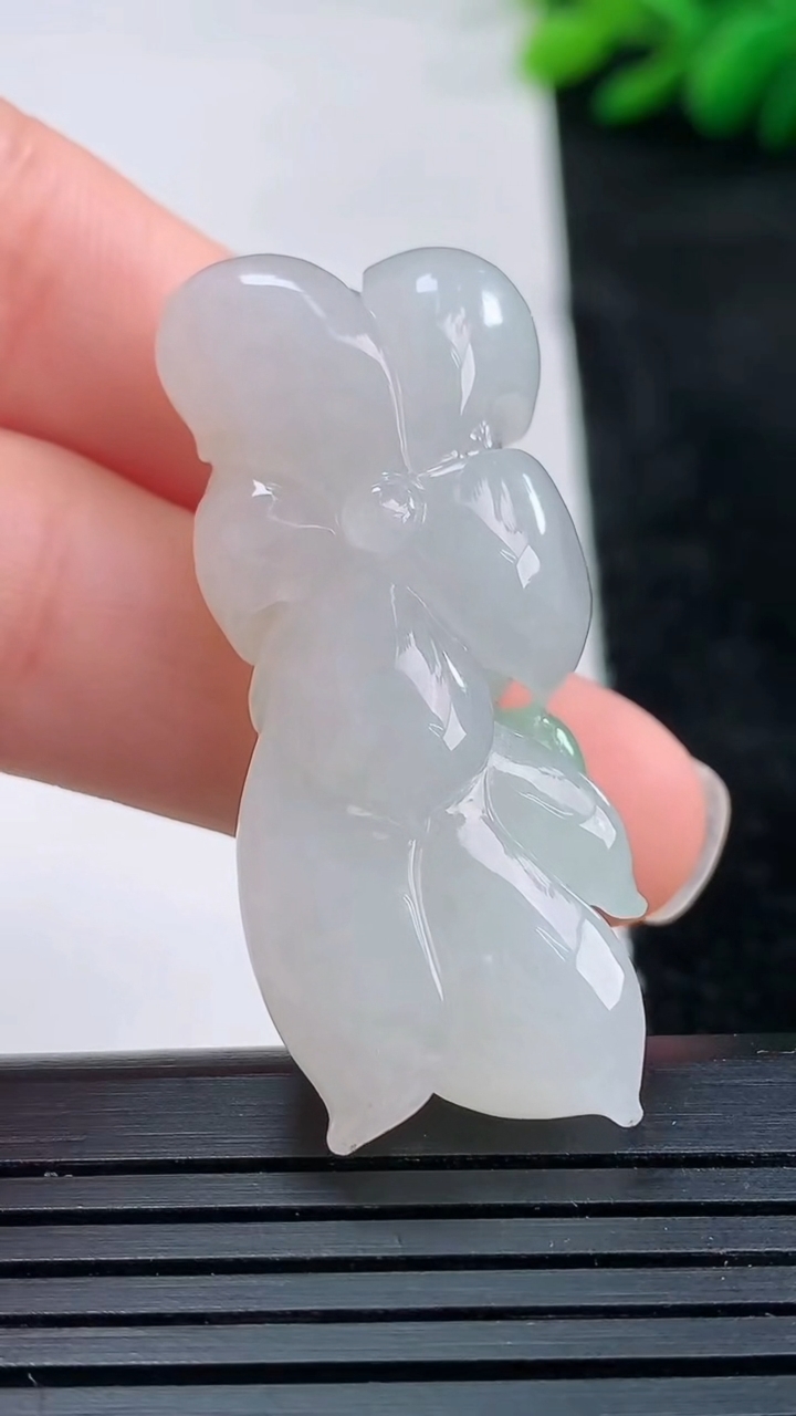 天然A货翡翠和和美美 荷花吊坠尺寸18.2-41.4-13.5重量:15.74g
3月25日