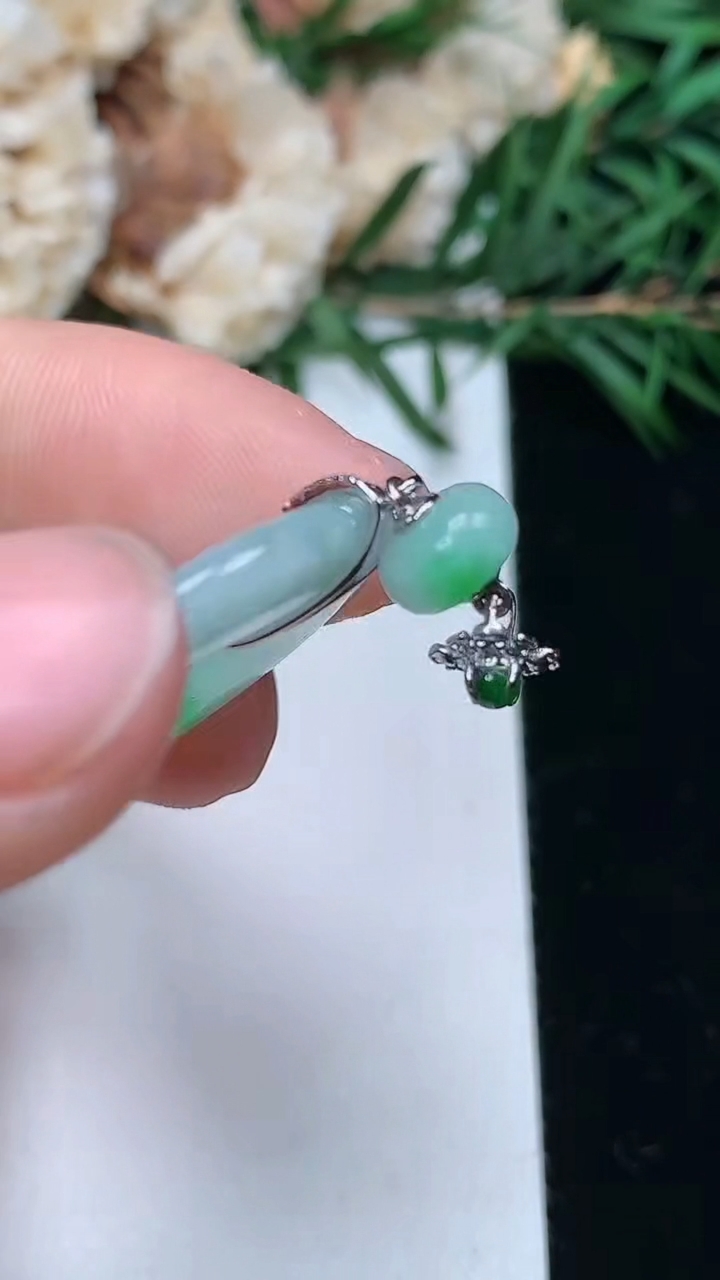 天然A货翡翠平安环吊坠，尺寸26.2-3.6，重量:5.58g
3月25日