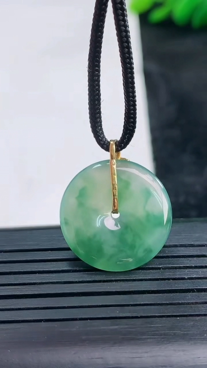 天然A货翡翠种飘花平安扣吊坠尺寸19.4-3.4重量:2.97g
3月25日