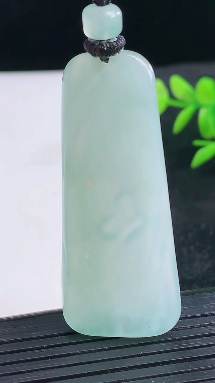 天然A货翡翠无相观音吊坠尺寸53.8-22.6-4.2重量:18.47g
3月25日