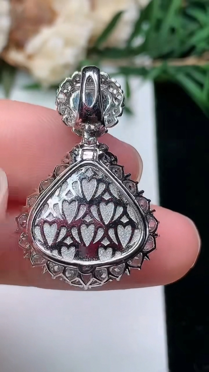 天然A货翡翠水滴吊坠，尺寸29.5-18.9-9.5，裸石12-13.3，重量:5.00g
3月25日