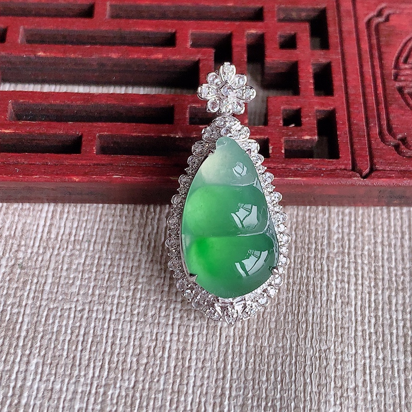 天然A货翡翠18K金伴钻镶嵌满绿四季豆福豆平安豆吊坠 
尺寸31-14.5-11.3裸石18-10.8mm 重量4.53g 0324