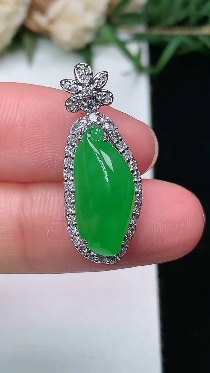 天然A货翡翠福瓜吊坠，尺寸25.6-9.8-8.8，裸石16-7.3，重量:3.14g
3月25日