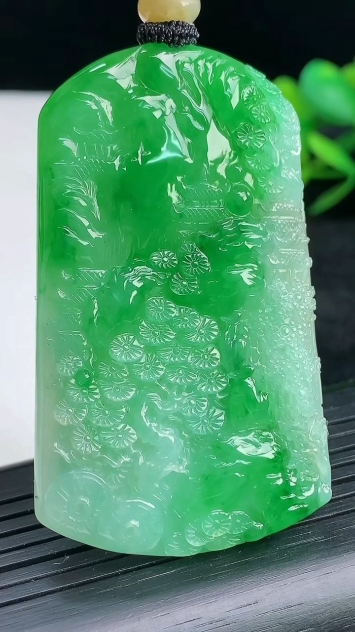 天然A货翡翠山水牌吊坠尺寸59-35.7-5.8重量:32.78g
3月25日