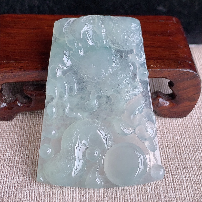 天然A货翡翠晴水龙牌吊坠 
尺寸61.4-42-6.2mm 重量30.96g 0324