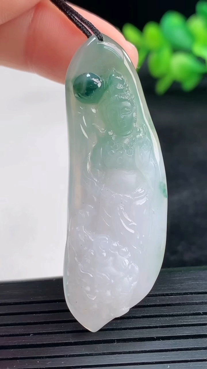 天然A货翡翠飘花文殊菩萨吊坠尺寸52.8-18.4-6.6重量:11.18g
3月25日