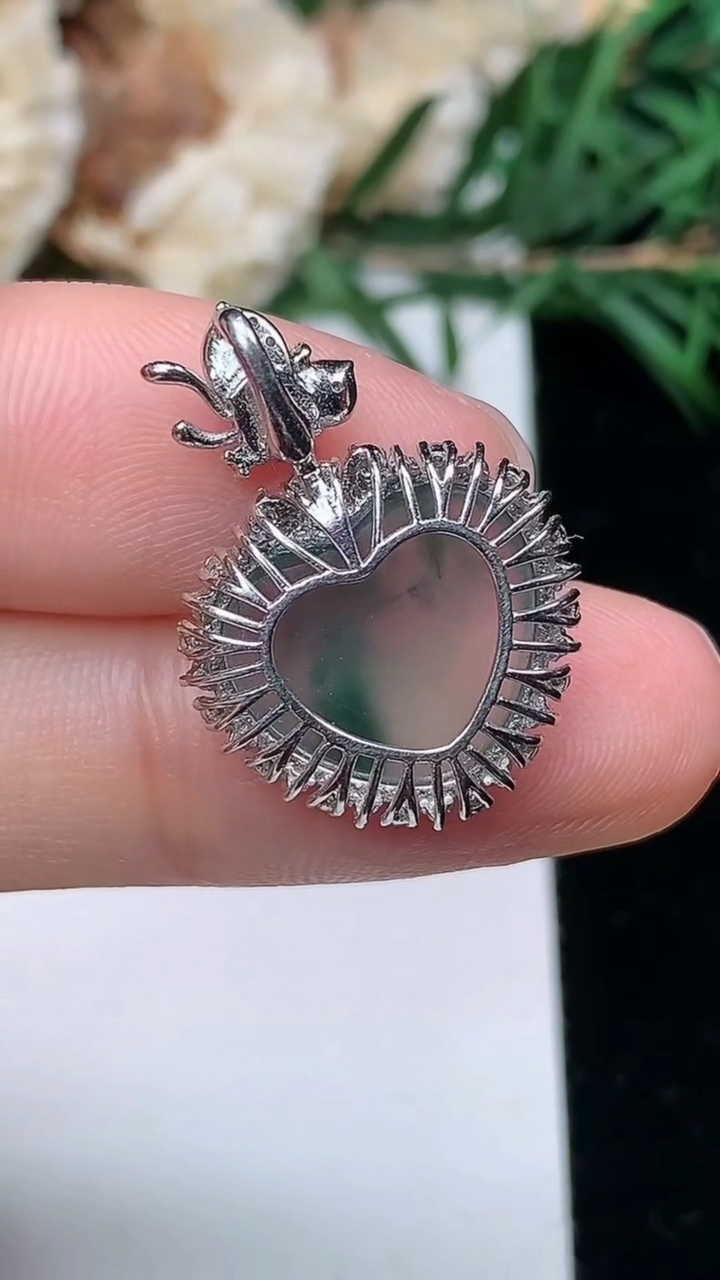 天然A货翡翠飘花爱心吊坠，尺寸22.8-16.4-5，裸石12-13，重量:2.65g
3月25日