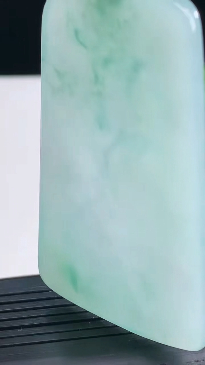 天然A货翡翠冰种飘花观音菩萨吊坠尺寸65.8-38.9-5.2重量:38.83g
3月25日