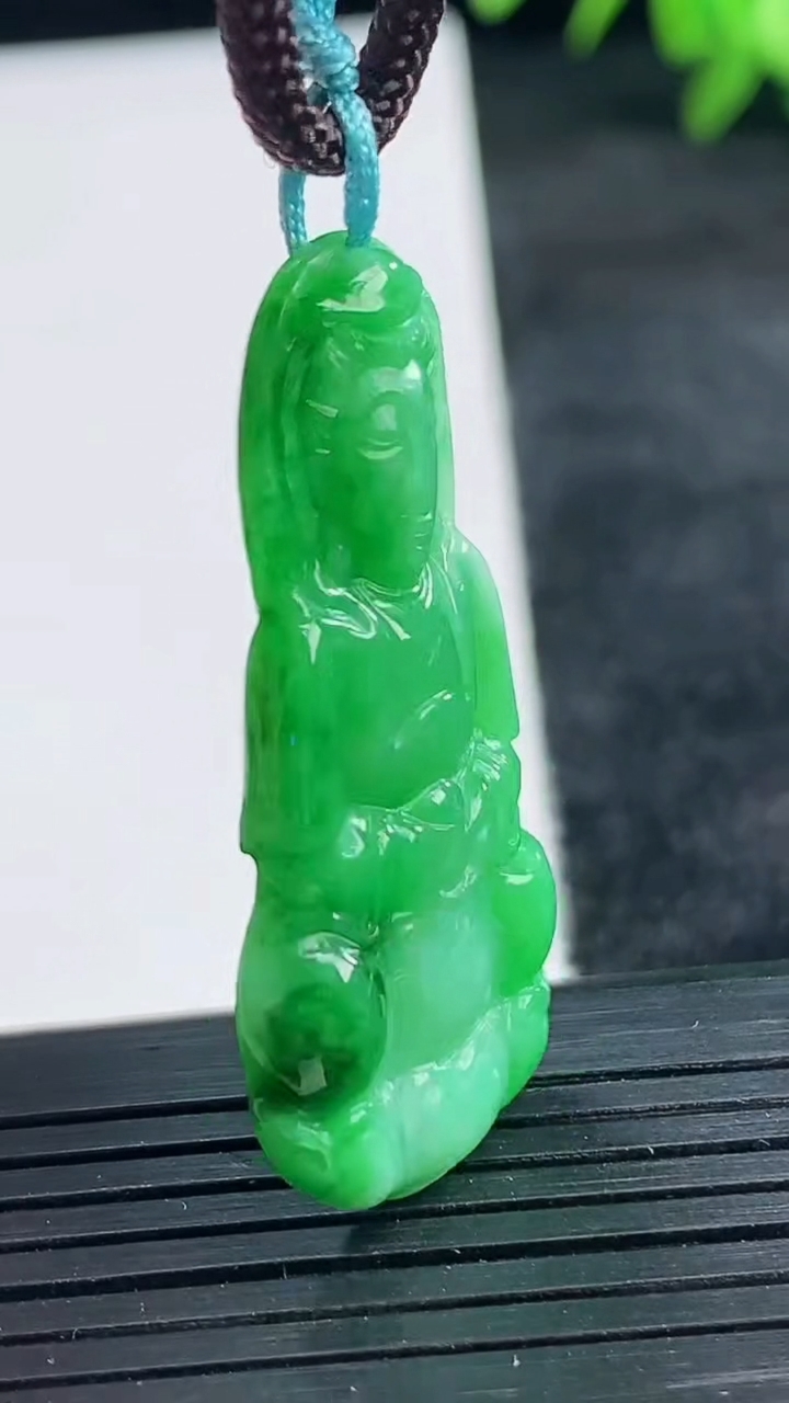 天然A货翡翠观音菩萨吊坠尺寸39.1-18.7-4.6重量:5.87g
3月25日