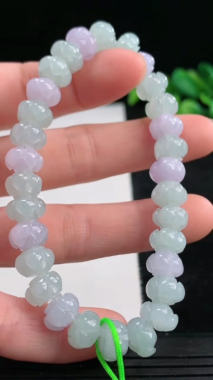 天然A货翡翠紫罗兰莲花手串尺寸8.5-5.9-30颗重量:22.26g3月25日
工厂直销收藏佳品,种好水足，色泽均匀，有种有色，上手高大气！