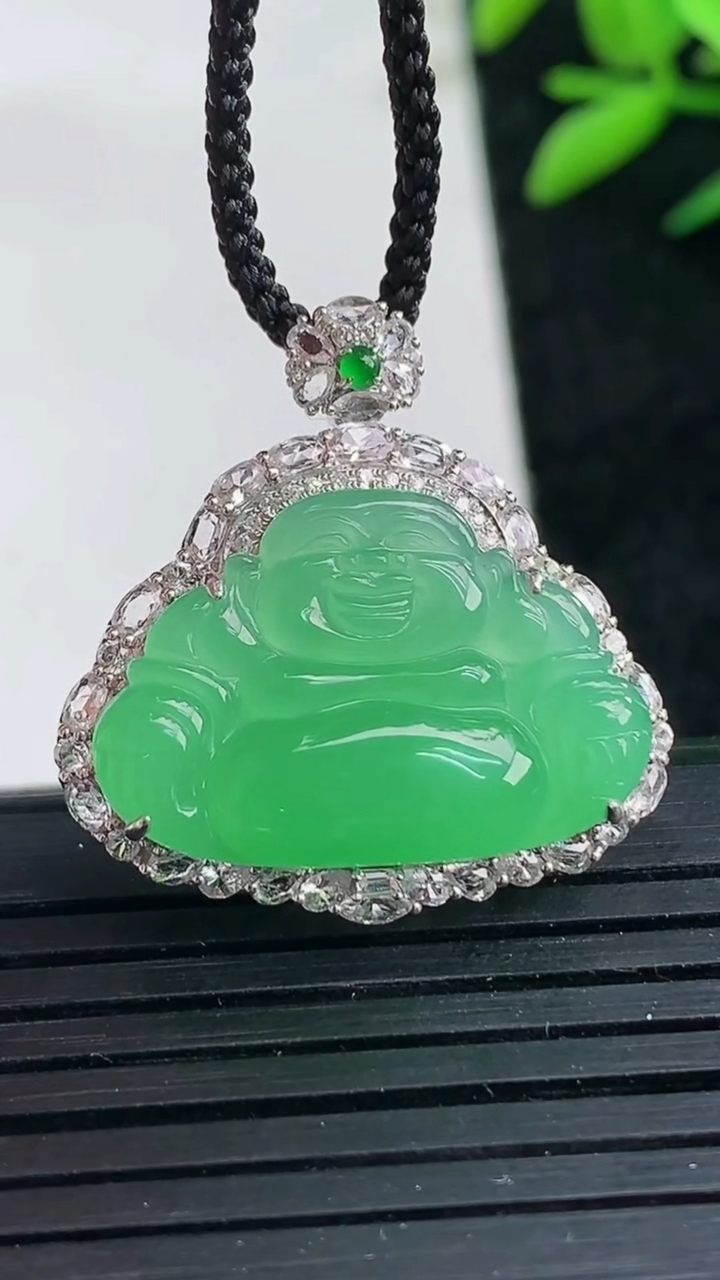 天然A货翡翠佛公吊坠尺寸25.5-25.3-8.9裸石14.9-22.6重量:4.38g
3月25日