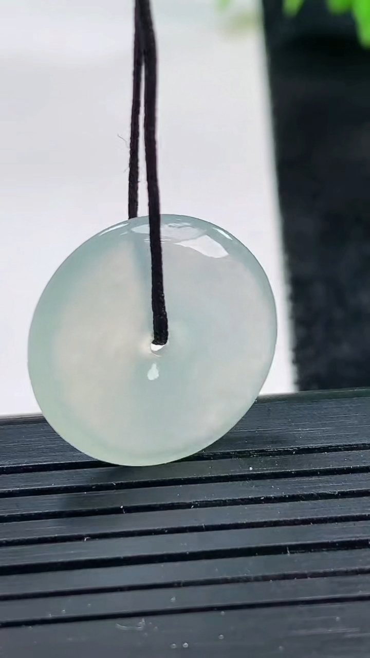 天然A货翡翠平安扣吊坠尺寸20.6-3.8重量:3.59g
3月25日