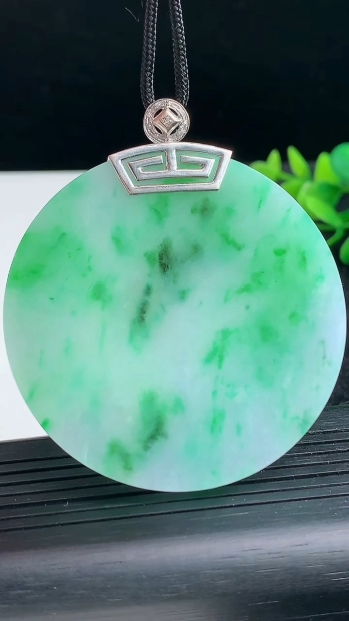 天然A货翡翠无事牌吊坠尺寸55-5.1重量:44.89g
3月25日