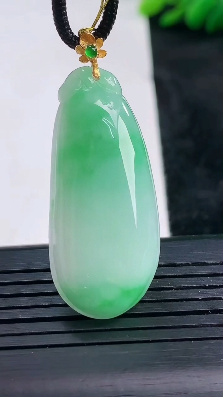 天然A货翡翠福瓜吊坠尺寸38.4-17.2-5.8重量:7.81g
3月25日