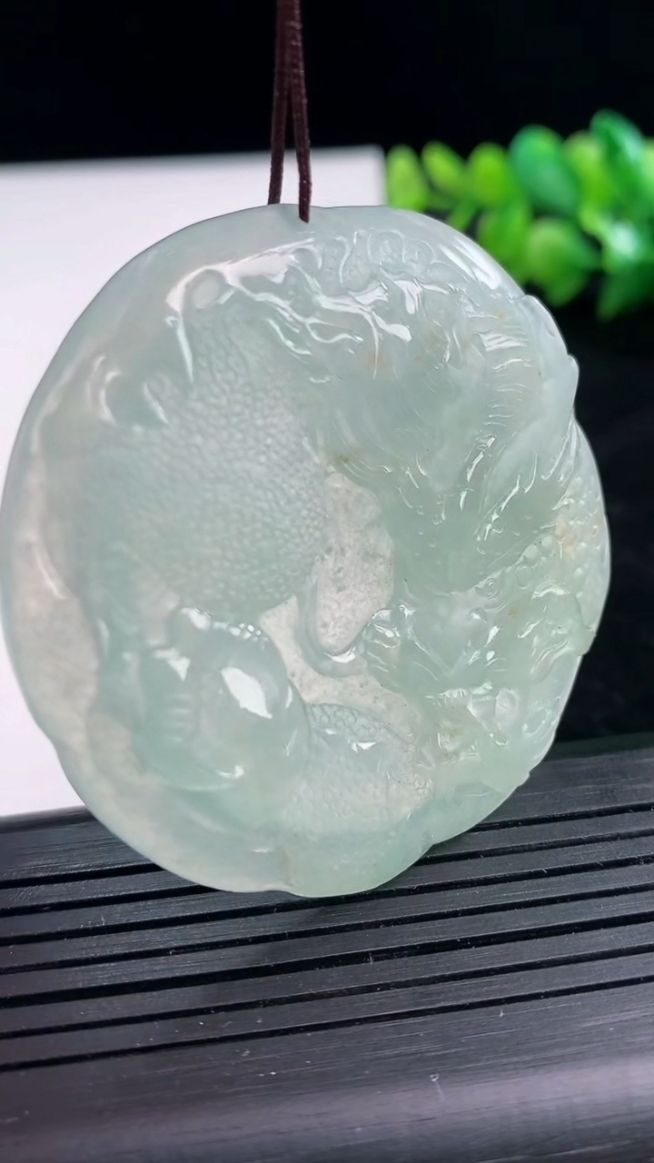 天然A货翡翠龙牌吊坠尺寸53.6-51.9-5.8重量:32.87g
3月25日