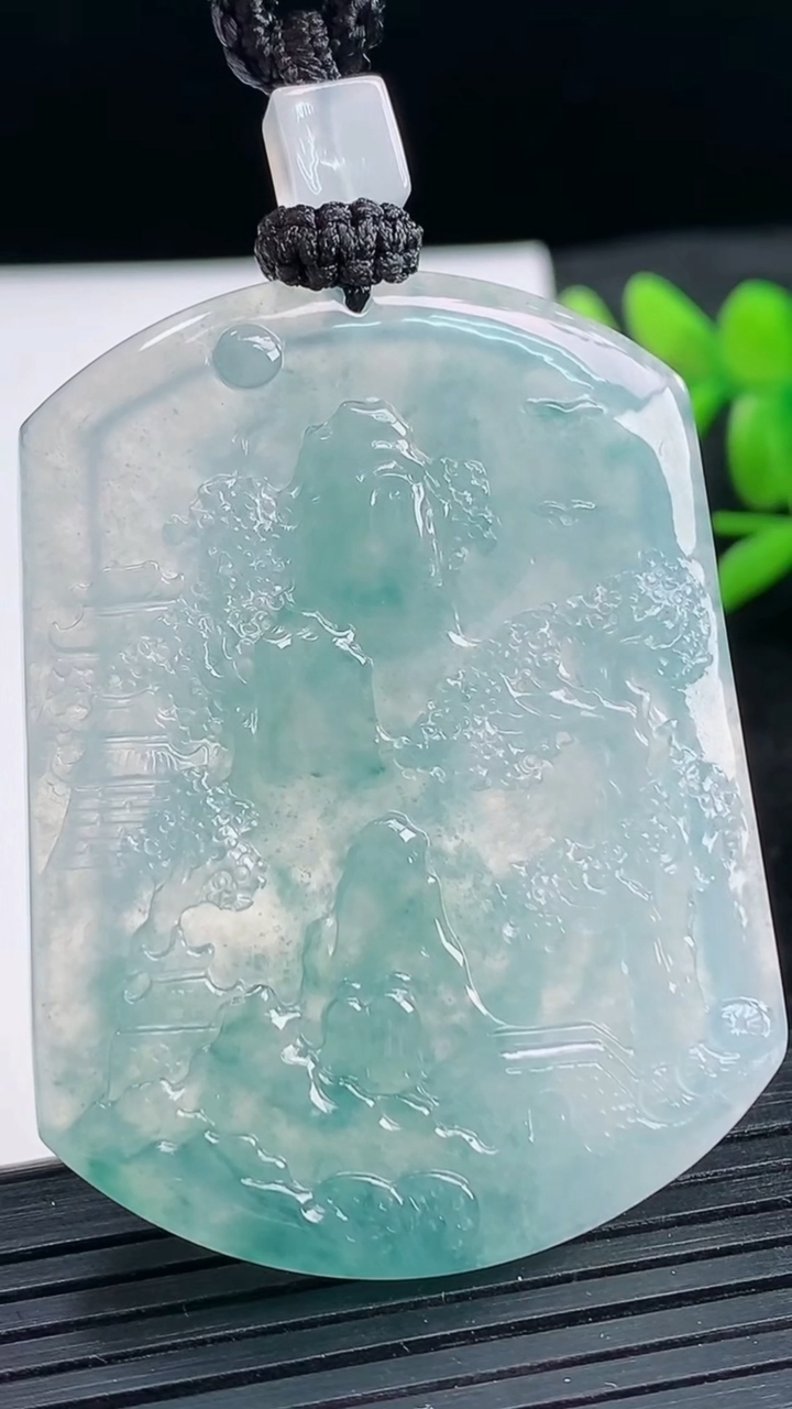 天然A货翡翠种飘花山水牌吊坠尺寸51.1-39.3-5.7重量:30.51g
3月25日