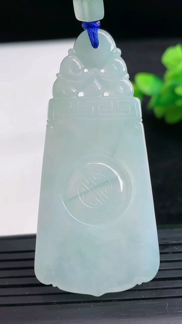 天然A货翡翠飘花仿古无事牌吊坠尺寸59.5-28-3.9重量:16.36g
3月25日