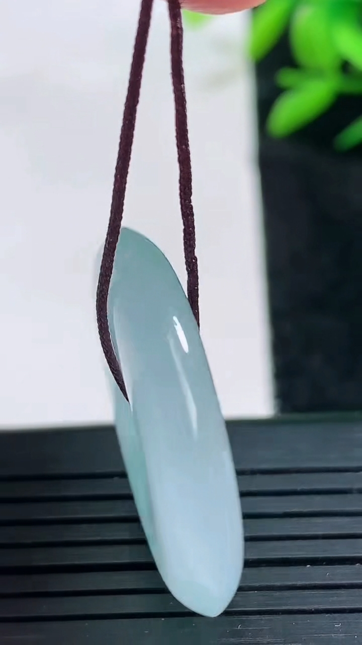 天然A货翡翠种飘花平安扣吊坠尺寸29.4-5.7重量:11.23g
3月25日