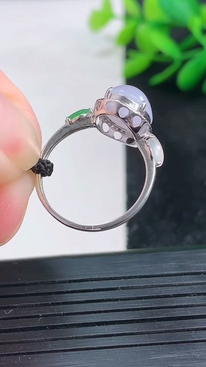 天然A货翡翠18K金紫罗兰蛋面戒指尺寸17.3-10.3-8.4重量:2.05g2026年3月25日
工厂直销收藏佳品,种好水足，色泽均匀，有种有色，上手高大气！