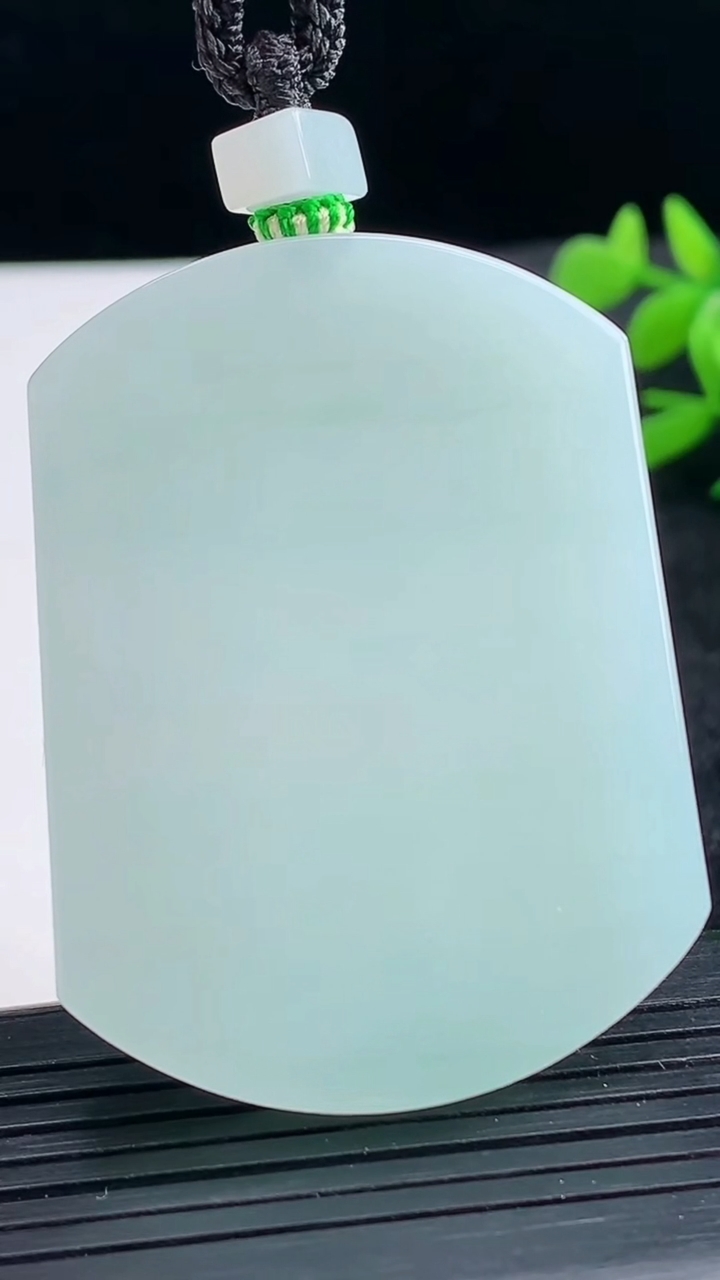 天然A货翡翠无事牌吊坠尺寸51-38.5-5.8重量:36.98g
3月25日