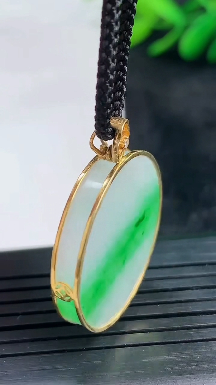 天然A货翡翠无事牌吊坠尺寸24.5-4重量:6.91g
3月25日