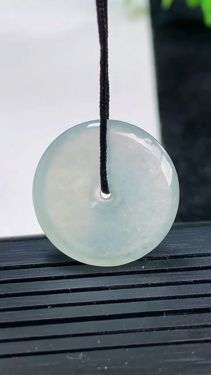 天然A货翡翠平安扣吊坠尺寸20.6-3.8重量:3.59g
3月25日